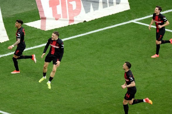 勒沃库森4-1莱比锡重返前四，希克戴帽，特拉破门