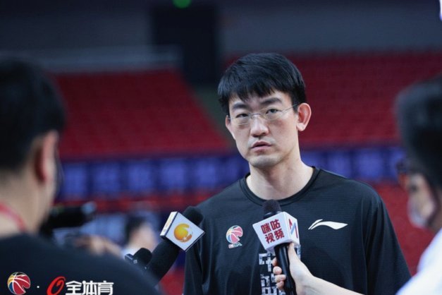 厦门飞鹭门将怒推主裁，遭重罚七个月