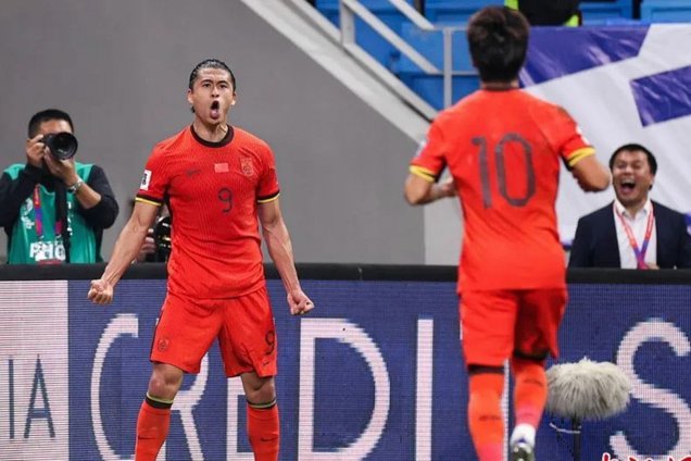 国足半场2比0领先 塞尔吉尼奥头球破门！