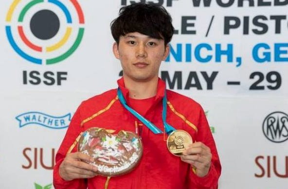 库库雷利亚拿世界杯冠军奖牌给邮递员把玩，众人称赞他人好