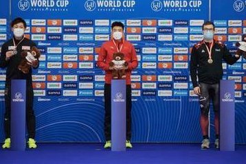 库库雷利亚拿世界杯冠军奖牌给邮递员把玩，众人称赞他人好