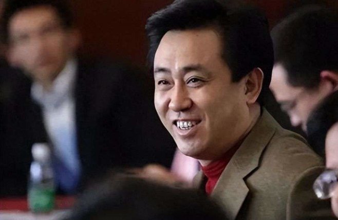 68岁许家印庭审照释出，满头白发，面容沧桑