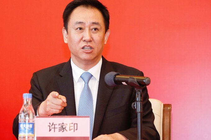 68岁许家印庭审照释出，满头白发，面容沧桑