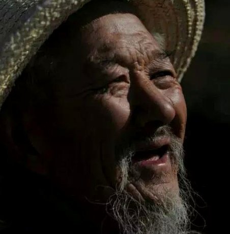 68岁许家印庭审照释出，满头白发，面容沧桑