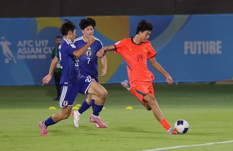 国足3-0胜马尔代夫，新星闪耀